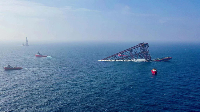 亚洲第一深水导管架“海基一号”海上安装就位