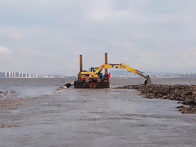 青岛胶州湾海底管道浮拖安装工程后挖沟工作进展顺利