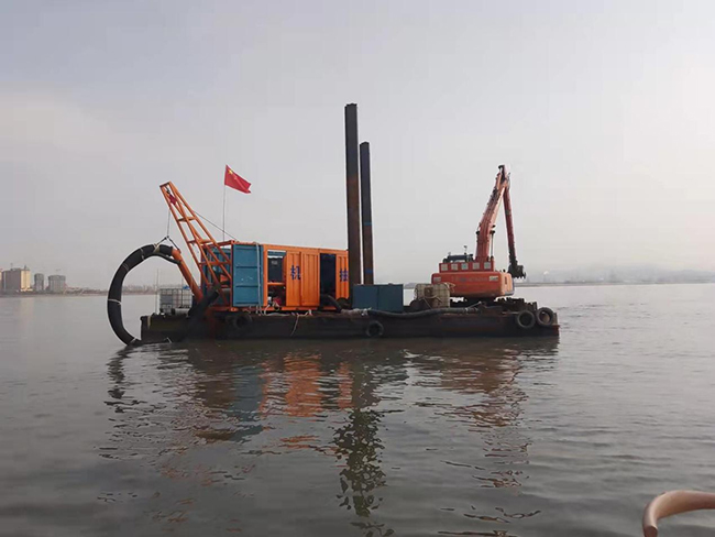 青岛胶州湾海底管道浮拖安装工程后挖沟工作进展顺利