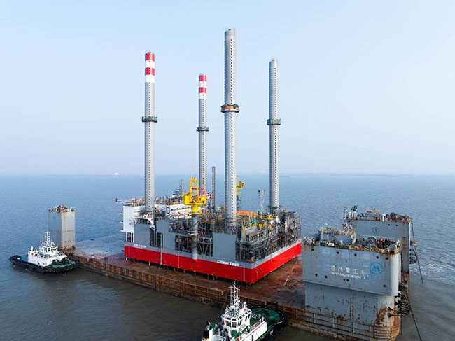 我国最大的智能自安装生产处理平台 “海洋石油166”成功下水测试