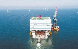 潮汐力托举2.2万吨“钢铁巨屋” 世界最大海上换流站落户江苏如东